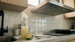 Cómo hacer un desengrasante natural casero para la cocina (y que sí quite la grasa)