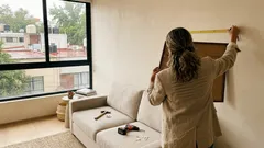 Cómo colgar arte original para que tu pared se vea de revista (con medidas claras)