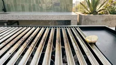 El truco del ajo en la parrilla para que la carne no se pegue