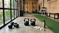 Caminata del granjero: el ejercicio simple para mejorar postura, agarre y fuerza funcional