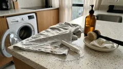 Cómo quitar manchas de grasa con tiza blanca sin maltratar la ropa