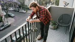 Por qué cuelgan cubiertos en el balcón y cómo ayuda a ahuyentar palomas